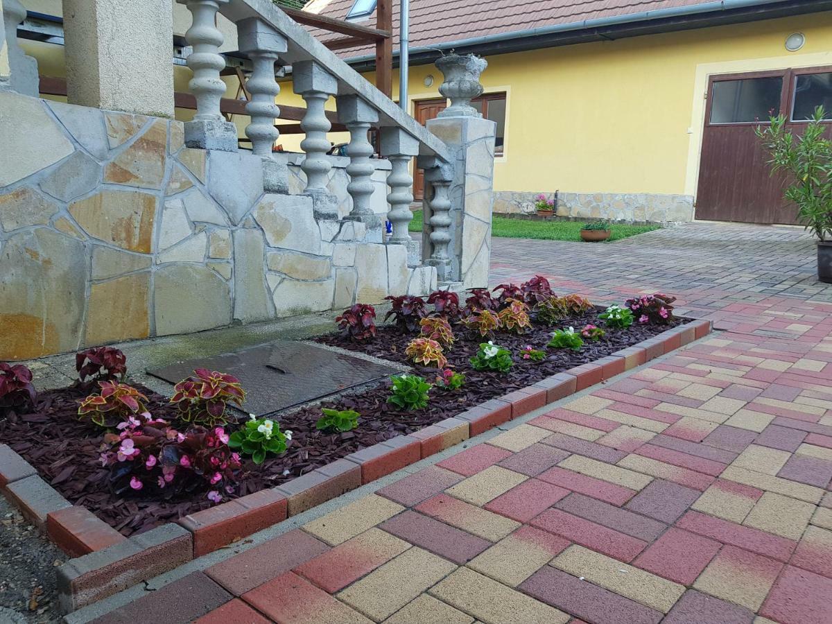 Tulipanvendeghaz Hotel Keszthely Exterior photo
